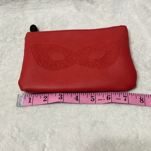 Red Ipsy Glam Bag with Mask the February edition - Picture 4 of 7
